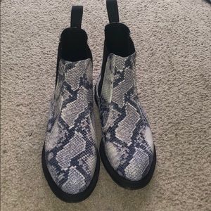 Brand new! Dr Martens Snakeskin Flora Boot sz 9